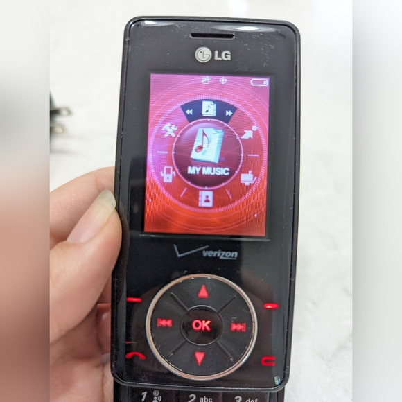 LG Chocolate VX8500 / VX8500B - Black ( Verizon ) VCast With Charger - Picture 6 of 8